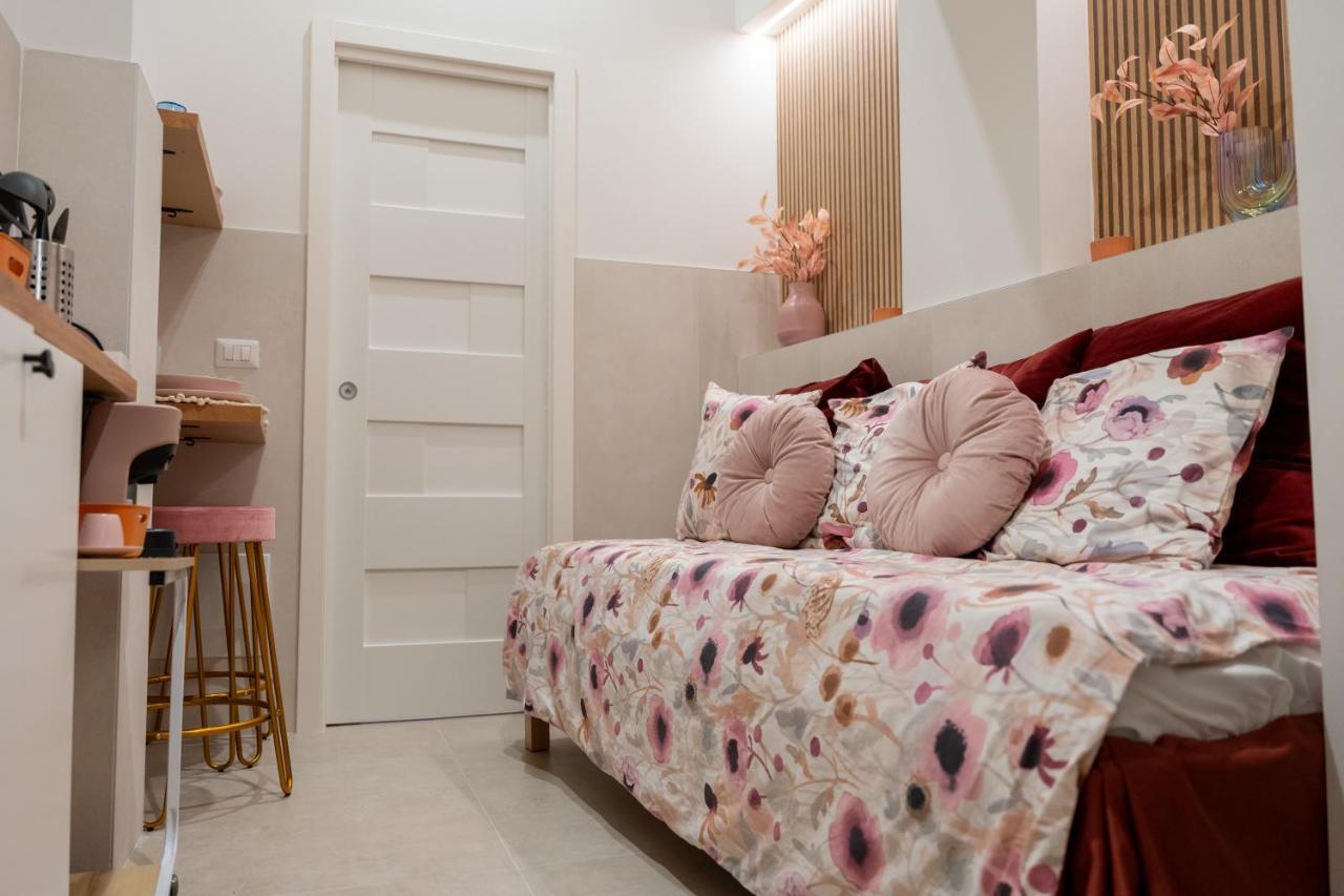 바리 Palazzo Nicolaus Del Lungomare B&B 외부 사진