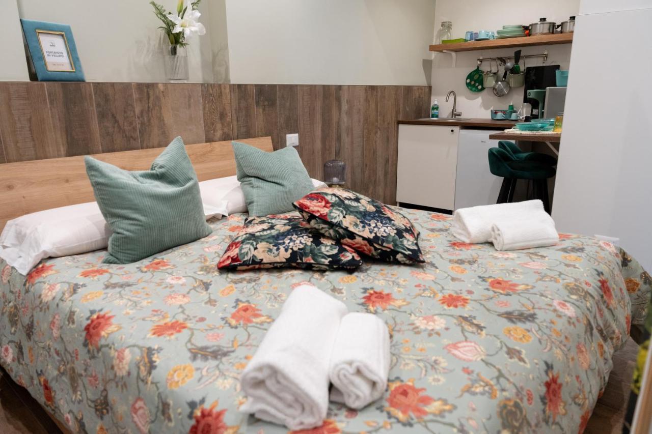 바리 Palazzo Nicolaus Del Lungomare B&B 외부 사진