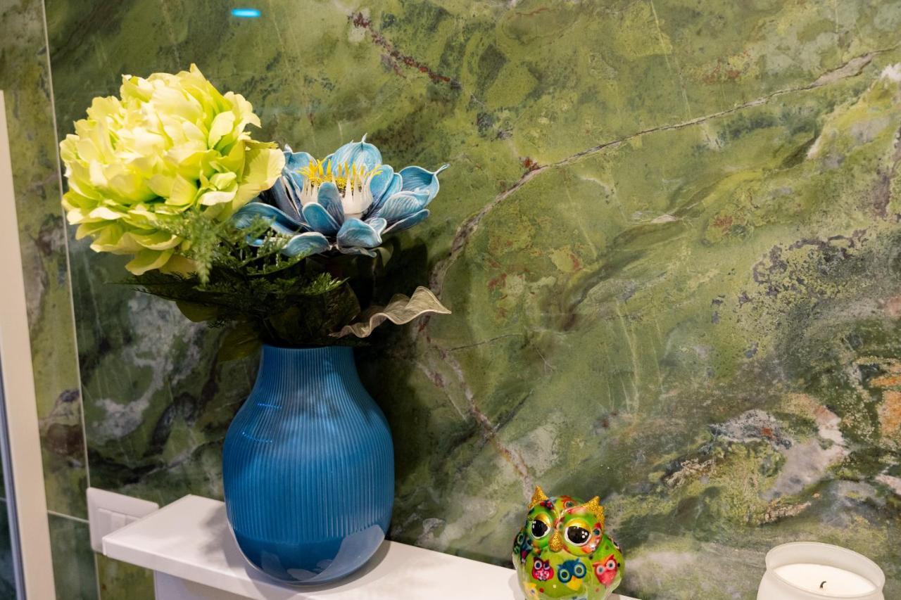 바리 Palazzo Nicolaus Del Lungomare B&B 외부 사진