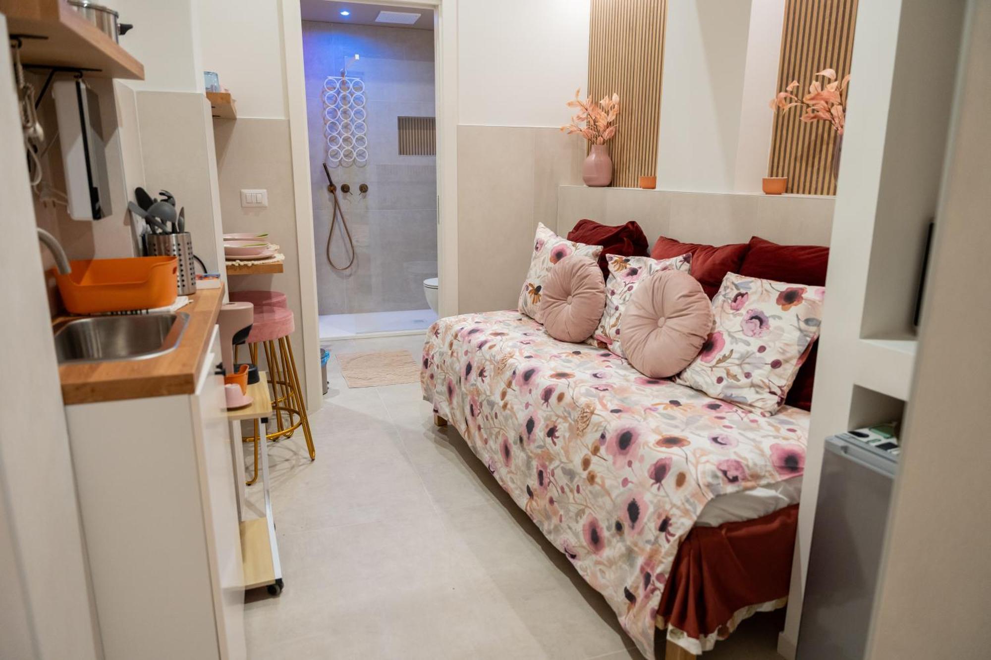 바리 Palazzo Nicolaus Del Lungomare B&B 외부 사진