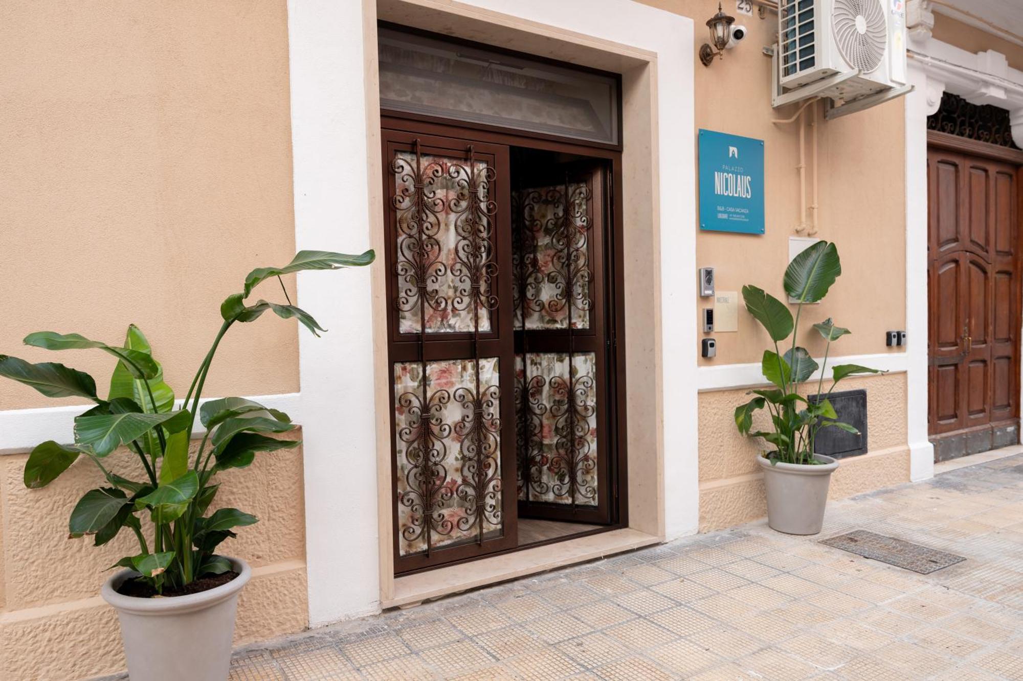 바리 Palazzo Nicolaus Del Lungomare B&B 외부 사진