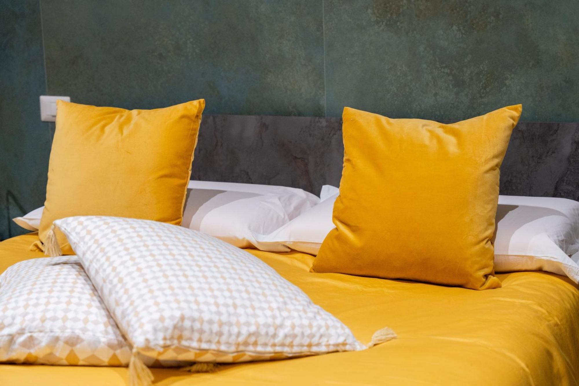바리 Palazzo Nicolaus Del Lungomare B&B 외부 사진