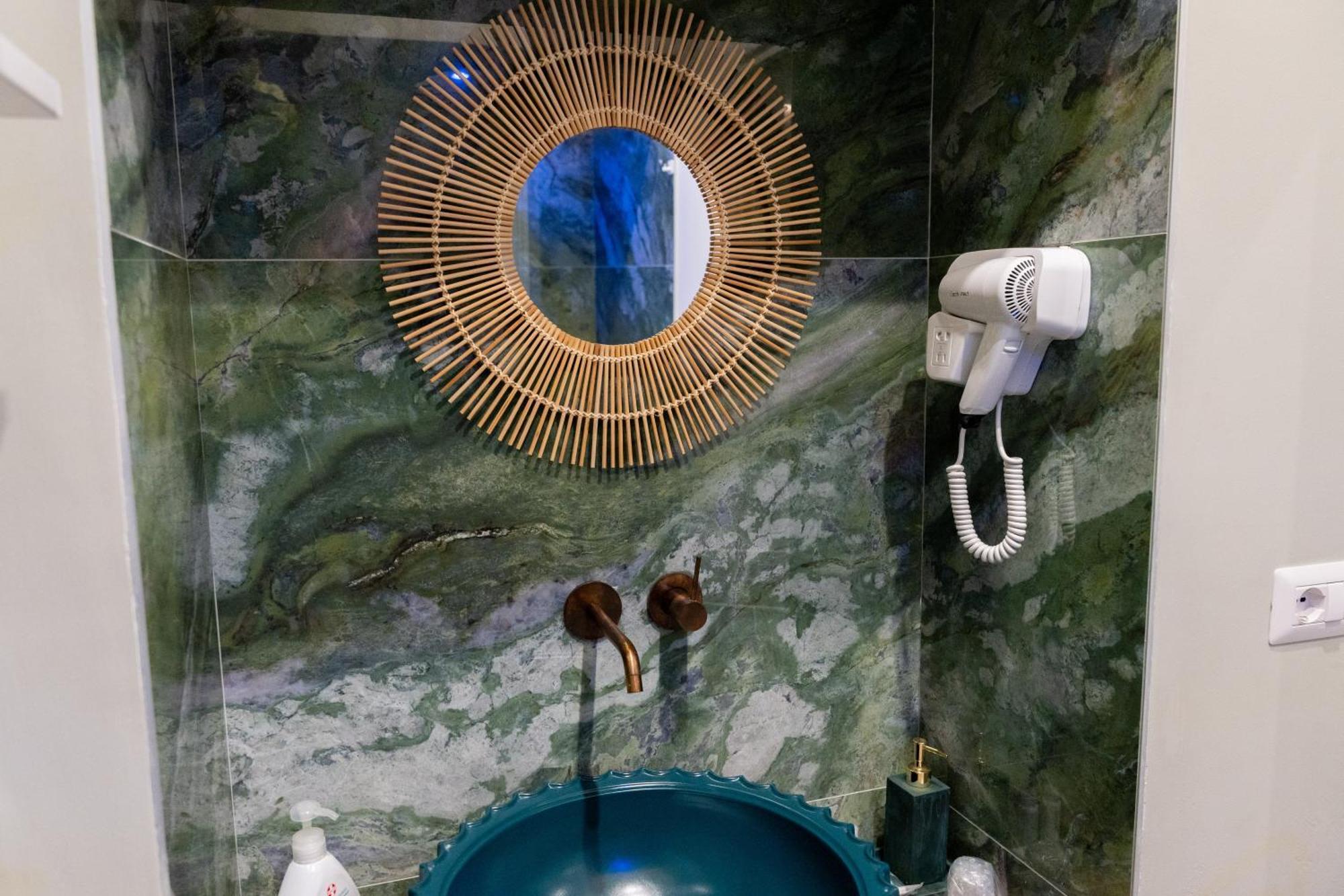 바리 Palazzo Nicolaus Del Lungomare B&B 외부 사진