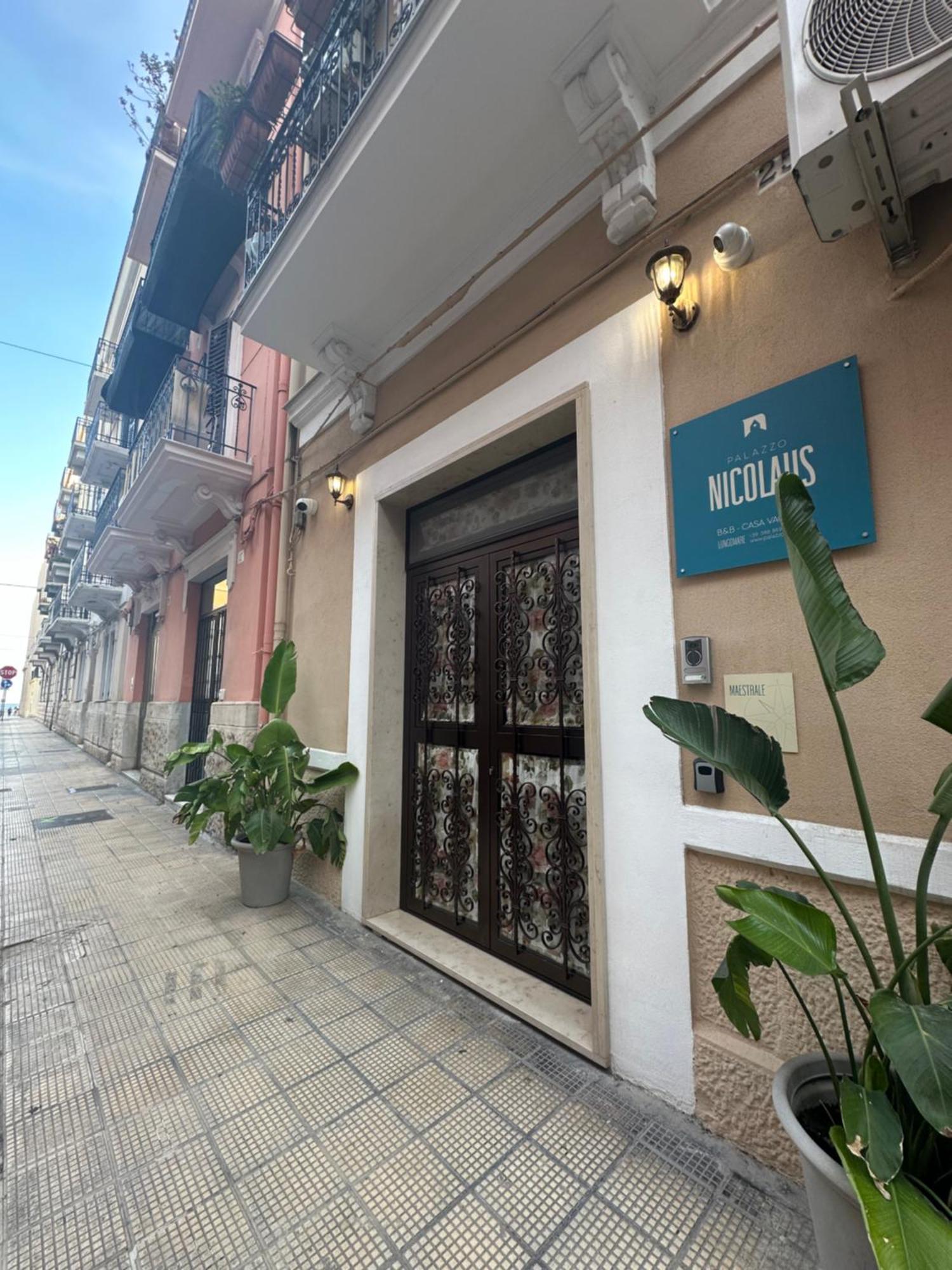 바리 Palazzo Nicolaus Del Lungomare B&B 외부 사진